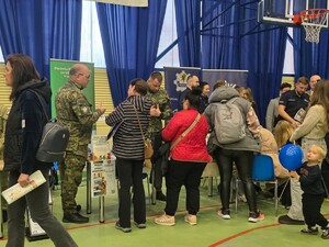 Funkcjonariusze MOSG podczas spotkań z młodzieżą Fot. MOSG Funkcjonariusze MOSG podczas spotkań z młodzieżą Fot. MOSG